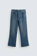 Pantalón de jean azul de tiro medio, corte flare, con cinco bolsillos y cierre frontal con cremallera y botón.