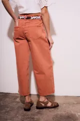 Pantalón jean color verde oliva, de corte wide leg y tiro medio.