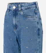 Pantalón mom jeans de tiro alto, color celeste, con bolsillos y apliques de strass.