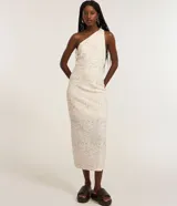 Vestido midi color crema con estampado abstracto en tonos grises, con escote asimétrico de un hombro y corte ajustado.
