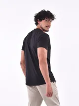 Remera verde militar de corte regular con estampado de flor celeste en el pecho.