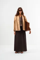 Chaqueta tipo sobrecamisa o abrigo ligero color camel, con cuello solapa de color marrón oscuro, cierre frontal de botones y bolsillos laterales.