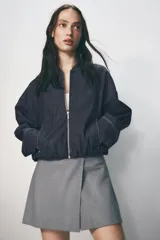 Falda pantalón gris de tiro alto con cierre lateral oculto.