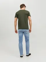 Camiseta verde militar de manga corta y cuello redondo, corte slim fit.