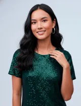 Vestido corto de lentejuelas marca Ninety, con cuello a la base y mangas cortas. Cuenta con forro interno a tono y un calce entallado.