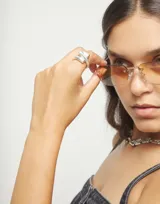 Anillo de aleación de metales bañado en plata de ley, con diseño de tubos entrelazados formando una figura abstracta.