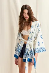 Kimono corto blanco con estampado de cachemir azul y ribete azul.