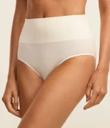 Bombacha de lycra color blanco, de corte alto, con cintura elástica y textura acanalada.