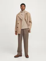 Sweater de punto color beige con cuello alto y cierre de cremallera parcial.