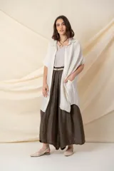 Camisa larga verde salvia de viscosa y tencel, con calce holgado y bolsillos laterales.