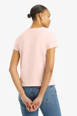 Remera de algodón color rosa claro, de corte recto y cuello redondo. Presenta logo de Levi's en el pecho.