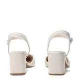 Zapato de mujer Bottero color blanco roto, estilo cerrado en punta fina con taco block. Posee una tira fina con hebilla que rodea el tobillo.