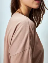 Remera manga larga color rosa pálido, de corte holgado y cuello redondo.