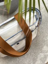 Bolso maternal de lona de algodón color crema, con detalles en marrón y azul, impermeable y con avíos personalizados.