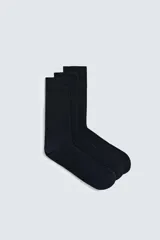 Pack de tres pares de calcetines negros tejidos en hilatura con algodón y acabado en rib elástico.