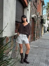 Short de lino color beige, de calce perfecto y con detalles de pespuntes en contraste.