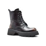 Bota de cuero color marrón oscuro con plataforma y cordones.