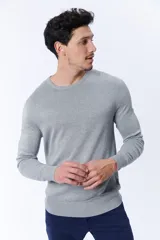 Buzo de punto gris melange con cuello redondo.