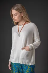 Sweater celeste de lana y viscosa, de corte holgado, con cuello redondo y bolsillos frontales.