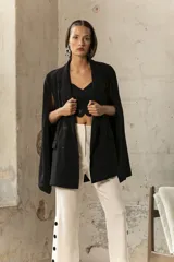 Blazer blanco con diseño de capa, de corte sofisticado y botones frontales.