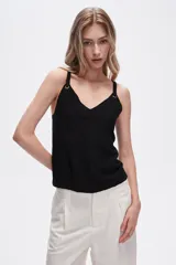 Musculosa blanca de bretel ancho con cuello en V y detalle de ojales metálicos en los tirantes. Corte al cuerpo.