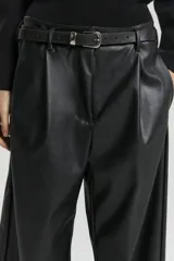 Pantalón relajado color negro, de corte amplio y diseño moderno.
