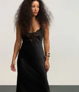 Vestido midi negro de satén con breteles finos y escote en V con detalle de encaje en el busto.