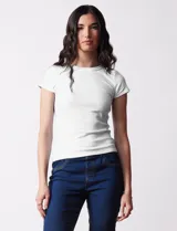 Remera celeste de tejido acanalado, marca Cyrus, con escote a la base y manga corta.