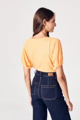 Remera color melón de viscosa con mangas abullonadas.