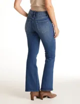 Jean de tiro medio, color azul, con pretina con pasadores, botón y cierre. Bolsillos delanteros y traseros. Costura lateral asimétrica. Fit wide leg.