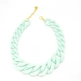 Collar corto verde menta de resina opaca, con cierre de mosquetón y cadena de alargue.