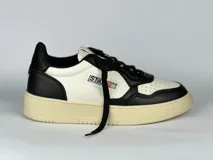 Championes de estilo casual, simil cuero, con detalles de perforaciones y suela gruesa.
