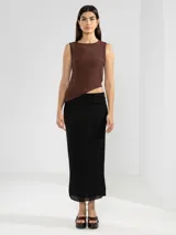 Top sin mangas color rosado, de corte asimétrico.