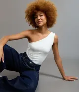 Body básico color durazno, con escote asimétrico y un solo hombro. Confeccionado en microfibra de poliamida y elastano.