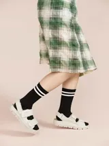 Medias de caña media color negro con lurex plateado y dos rayas horizontales blancas en el borde superior.