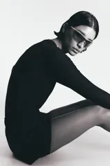 Short de correr negro de doble capa, con cintura elástica y cordón ajustable. Cuenta con una abertura lateral y un short interior con bolsillo en una pierna.