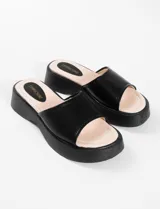 Sandalias negras con plataforma de 4 cm.