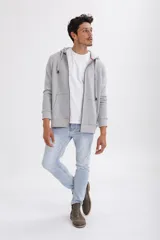 Pantalón de jean celeste de corte skinny.