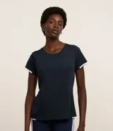 Remera deportiva de poliamida texturizada, con tecnología Dry que evapora el sudor rápidamente.