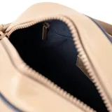 Bolso baúl color taupe de símil cuero con detalles en azul marino. Tiene doble asa corta, correa larga regulable y desmontable, cierre superior, bolsillo interno con cierre y dos bolsillos abiertos. El frente tiene un aplique triangular con las letras XL. Herrajes plateados y forro de tela de algodón y poliéster.