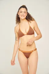 Traje de baño de dos piezas color marrón con ribete color canela. El corpiño es de corte triangular con frunce regulable en el centro y almohadillas removibles. La bombacha es de corte clásico con tiras laterales y argollas metálicas.