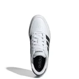 Championes urbanos Adidas Breaknet 3.0, color blanco con detalles en negro, con las tres tiras características de la marca en los laterales y suela blanca.