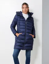 Campera de abrigo color azul marino, con cierre metálico y capucha, incluye bolsa auto portante.