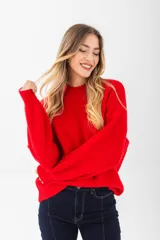 Sweater lila de punto con cuello redondo y mangas largas.