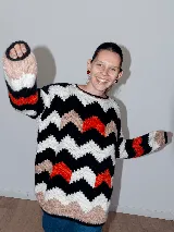 Sweater tejido a mano con lana merino, multicolor con patrón de zigzag en blanco, negro, rojo y beige.