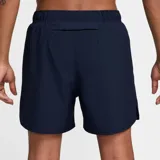 Short deportivo azul marino de poliéster con calce regular, tiro medio, bolsillos laterales y logo de Nike estampado en blanco.
