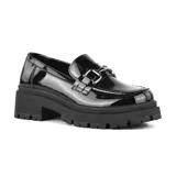 Zapato tipo mocasín color negro charol con detalle de hebilla metálica plateada y suela track.