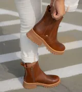 Botas Chelsea de cuero vacuno negro con elásticos laterales, cierre interno y suela de goma artesanal.