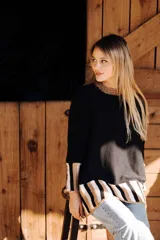 Sweater negro de algodón con cuerpo oversize, mangas angostas, cuello a la base y detalles de lurex. Terminaciones en crochet hechas a mano.