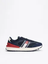 Zapatillas Tommy Jeans de corte bajo, color azul marino con detalles en rojo y blanco. Capellada de ante y malla, con logo de la marca en el lateral y suela de goma dentada.